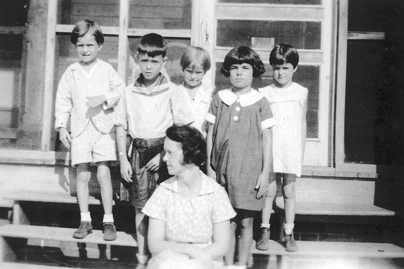 Schoolteacher Elma Bradham traveled by boat to Morris Island every Monday, living with the lightkeepers’ families and teaching the children. On Friday, she returned home to John’s Island.