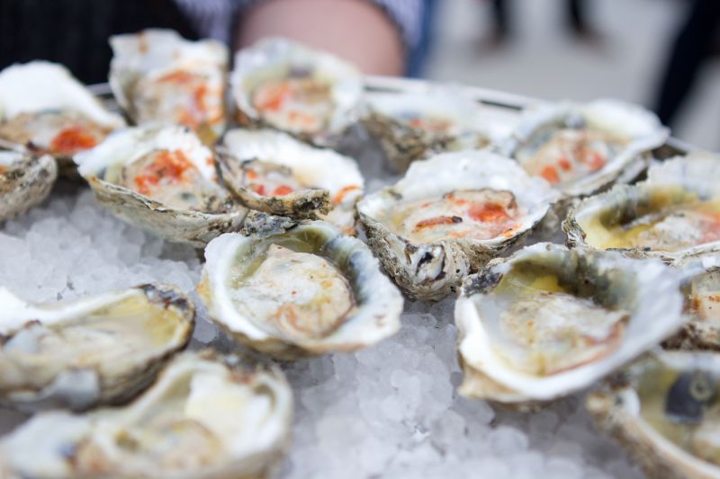 Hors d’oeuvres from guest chef Spike Gjerde whet guests’ appetites.