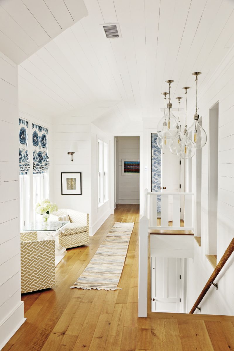 The “hyphen” that connects the street-side wing with the beachfront part of the house also functions as an inviting sitting/reading area.