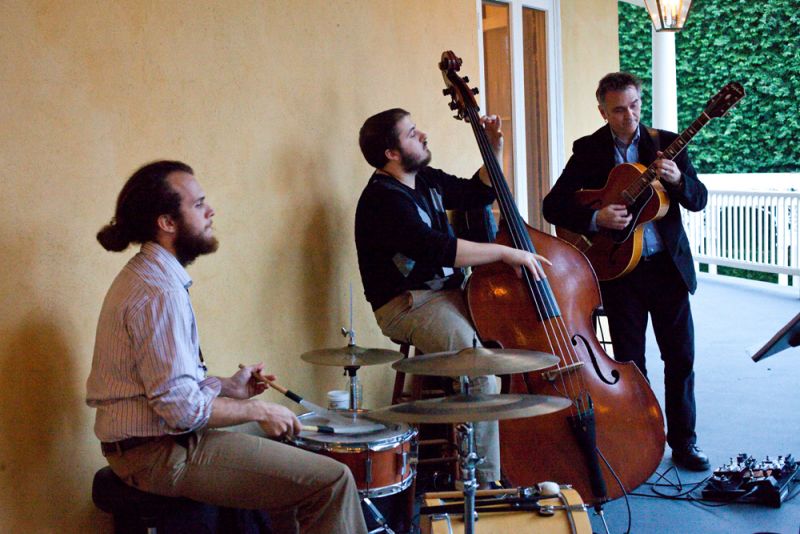 The Jamie Slater Trio provided great mingling music.