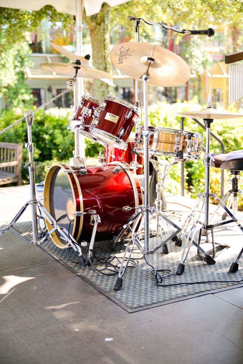 Live, outdoor music was provided