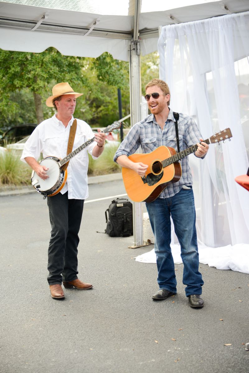 Bluegrass from members of The Bushels enlivened the cocktail hour