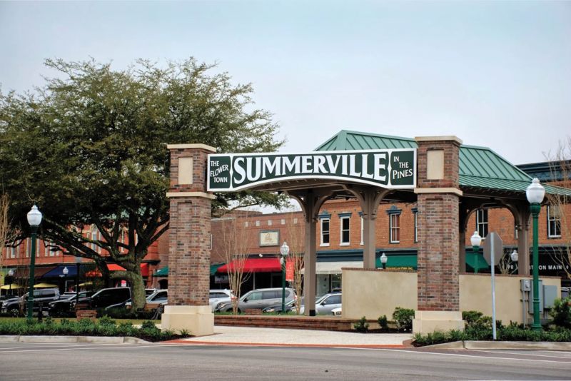 In the heart of the historic district, a variety of boutiques and eateries surround Hutchinson Square. Named for Edward Hutchinson, one of the city’s founders and first mayor, the popular public space hosts Third Thursday gatherings and other community events.