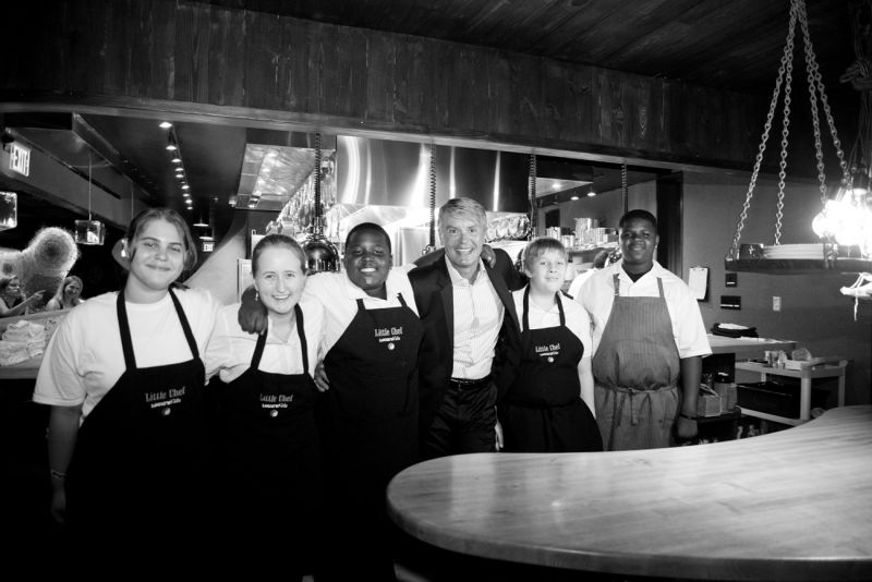 Little chefs Tiffany Allen, Maggie McMillan, Sean Halls, Luke Ogier, and James Wilson posed for a photo with Louis Yuhasz.